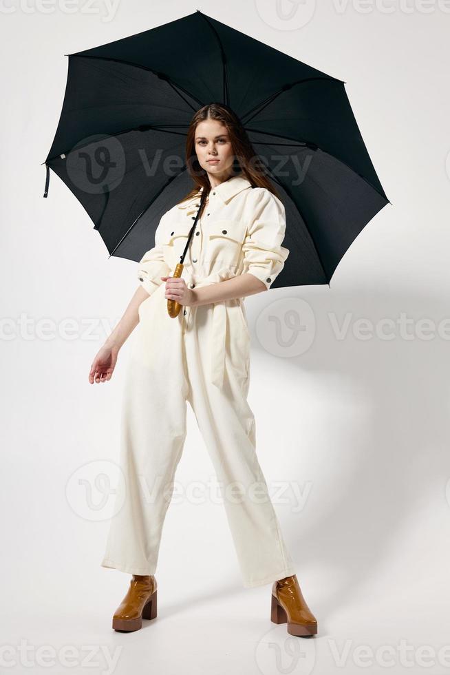 Frau mit öffnen Regenschirm im Weiß passen attraktiv aussehen foto