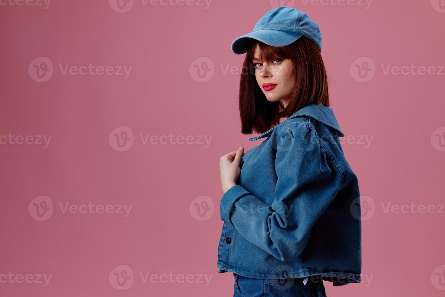 Schönheit Mode Frau Denim Deckel rot Lippen Glanz Mode Rosa Hintergrund unverändert foto