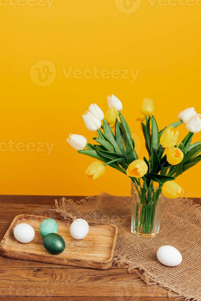 Bündel von Blumen Ostern Eier Urlaub Dekoration Gelb Hintergrund foto