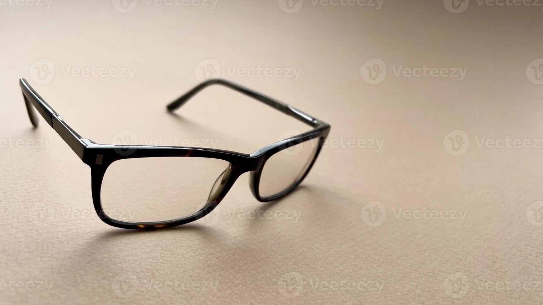 Brille zum Vision, Platz zum Text. Linsen im ein Plastik rahmen. Optiker Augenheilkunde. foto
