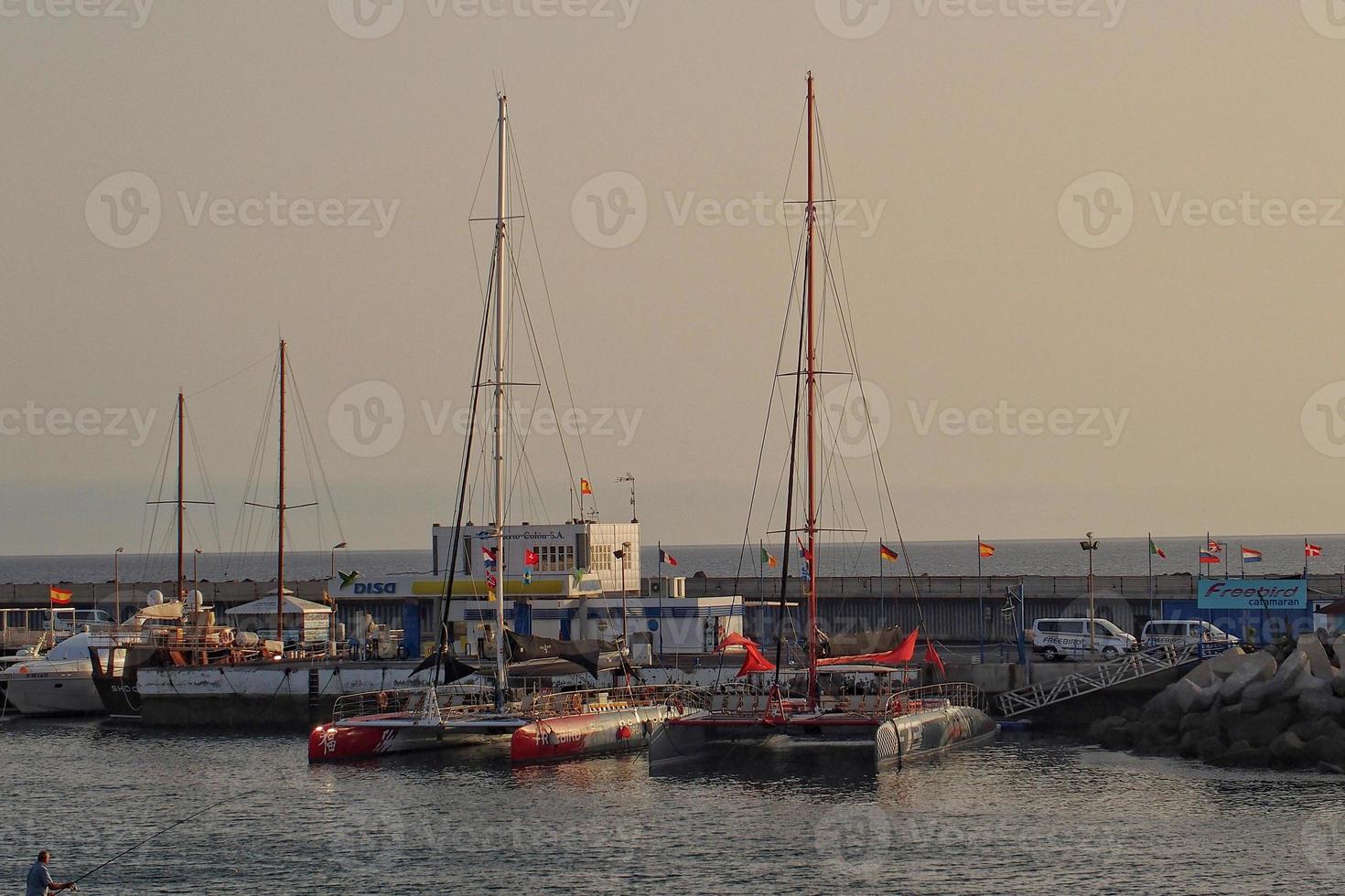 Seelandschaft mit Blick auf das Hafen von Tenerife auf das Spanisch Kanarienvogel Insel auf ein warm Sommer- Tag foto