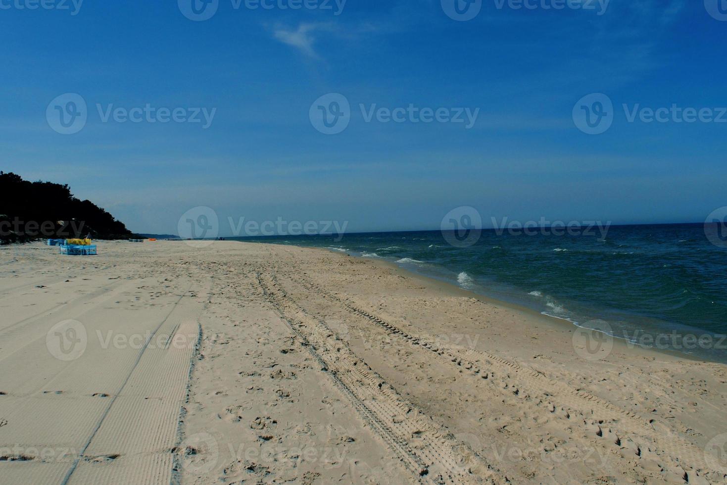 Ruhe Landschaft beim das Polieren baltisch Meer auf ein sonnig Urlaub Tag foto