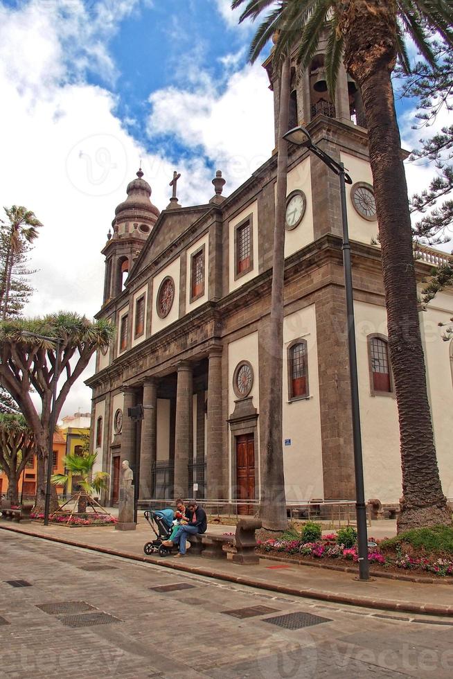 Platz Landschaften mit alt historisch Mietshäuser und Straßen im das ehemalige Hauptstadt von das Spanisch Kanarienvogel Insel Tenerife foto