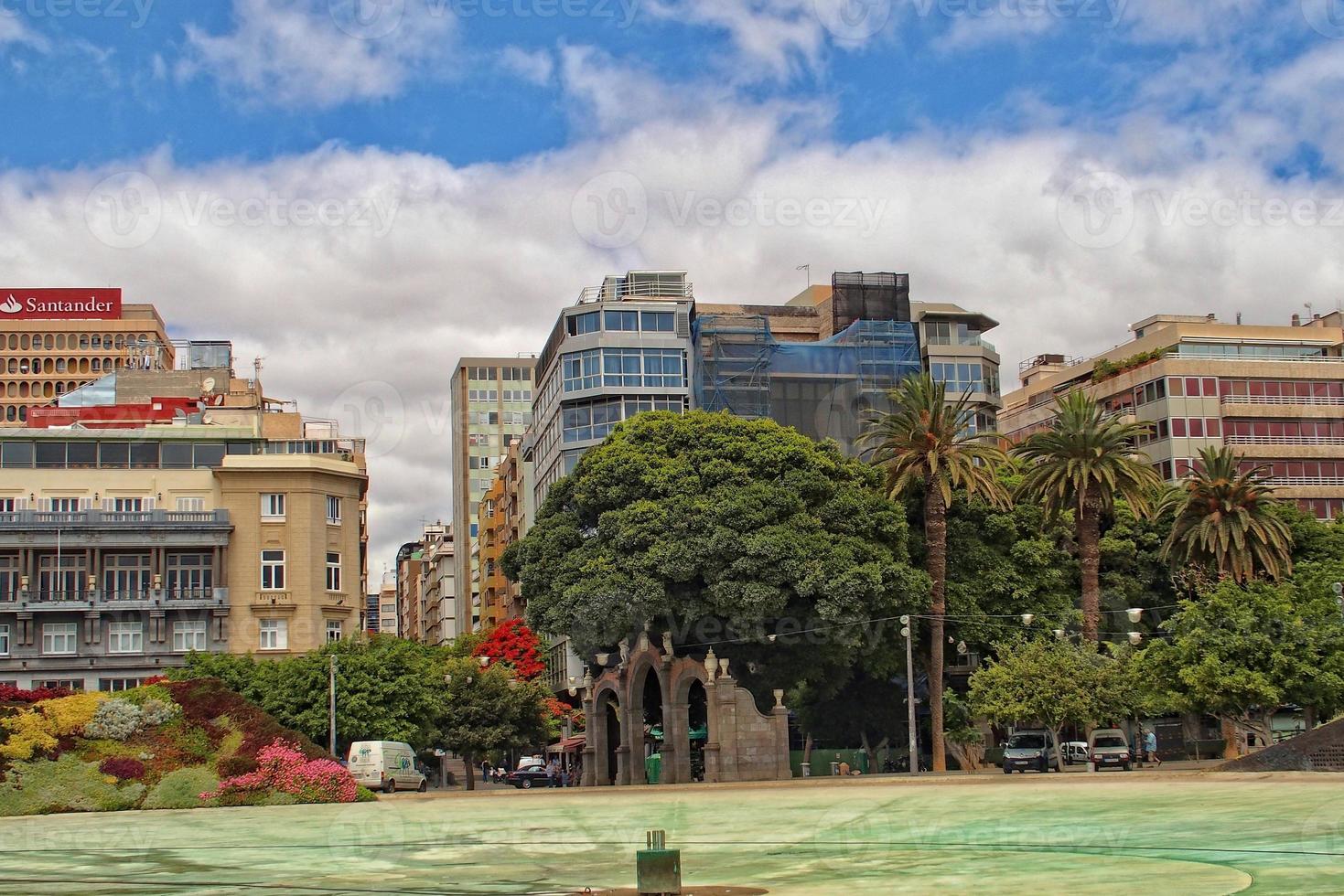 interessant bunt Urlaub Häuser im das Straßen von das Spanisch Stadt von sanca Cruz im Tenerife foto