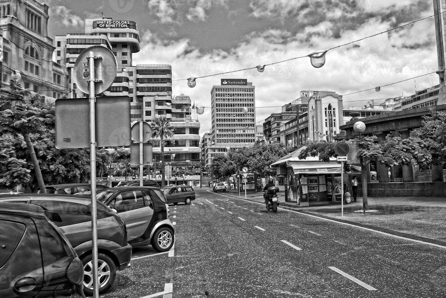 interessant bunt Urlaub Häuser im das Straßen von das Spanisch Stadt von sanca Cruz im Tenerife foto