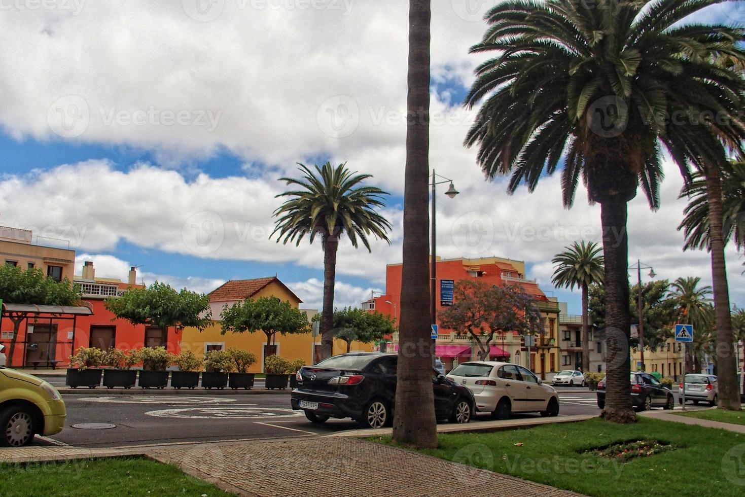 Platz Landschaften mit alt historisch Mietshäuser und Straßen im das ehemalige Hauptstadt von das Spanisch Kanarienvogel Insel Tenerife foto