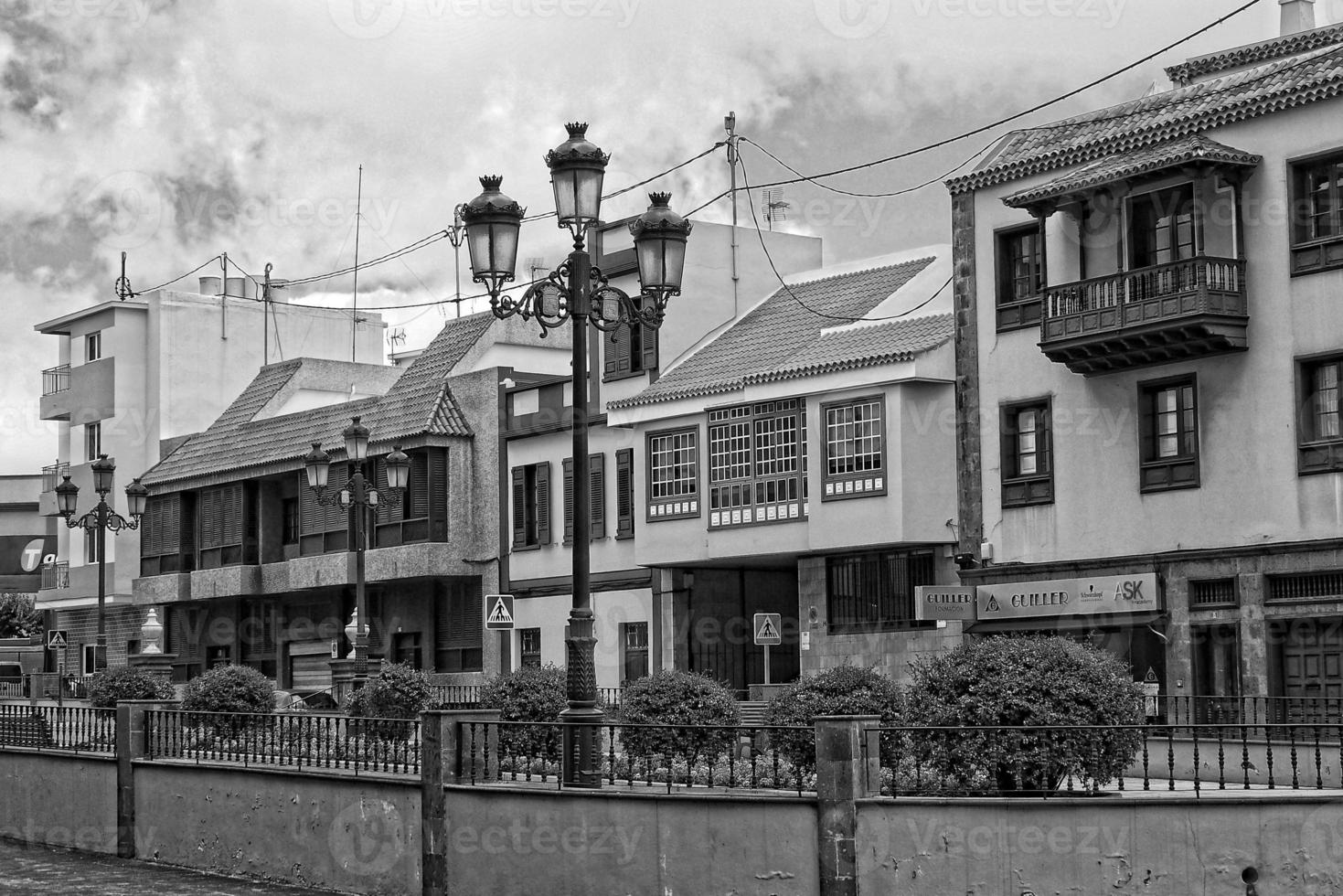 Platz Landschaften mit alt historisch Mietshäuser und Straßen im das ehemalige Hauptstadt von das Spanisch Kanarienvogel Insel Tenerife foto