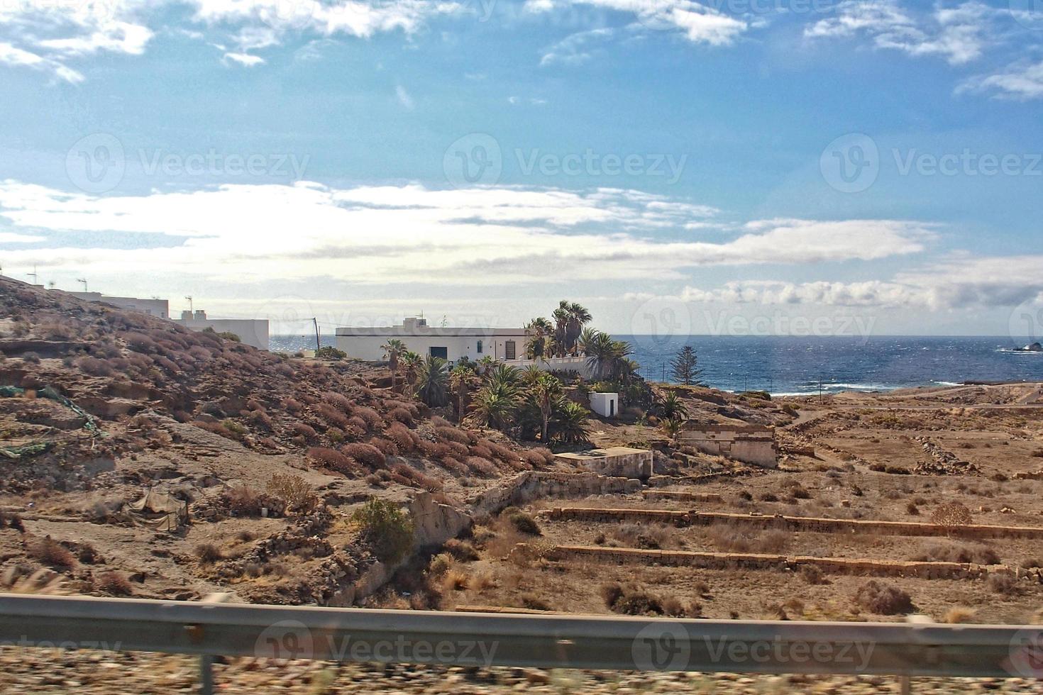 Landschaften von das Spanisch Insel von Tenerife mit das Autobahn und das Ozean foto