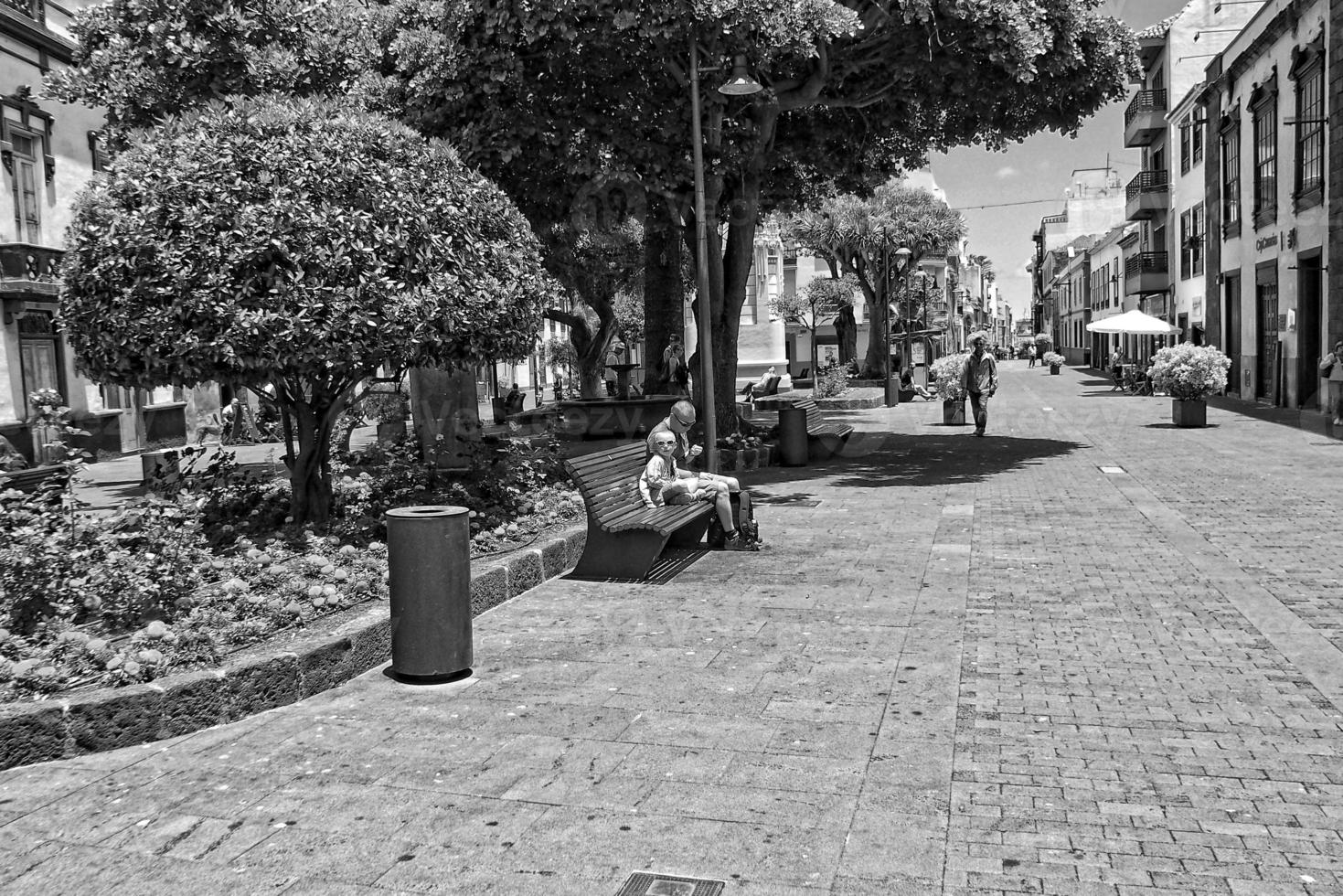 Straßen mit historisch Gebäude auf das Spanisch Kanarienvogel Insel Tenerife im das ehemalige Hauptstadt foto