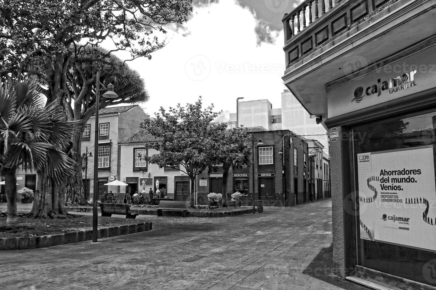 Straßen mit historisch Gebäude auf das Spanisch Kanarienvogel Insel Tenerife im das ehemalige Hauptstadt foto