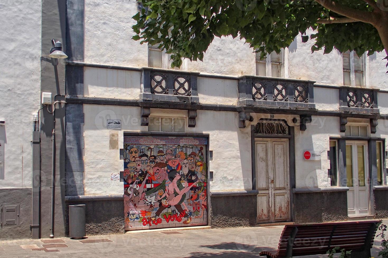 Straßen mit historisch Gebäude auf das Spanisch Kanarienvogel Insel Tenerife im das ehemalige Hauptstadt foto