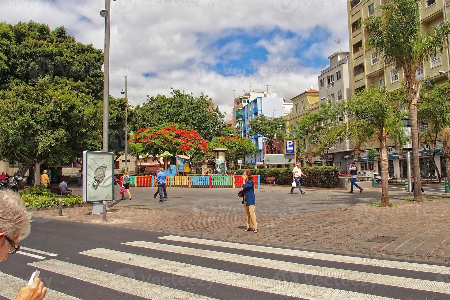 interessant bunt Urlaub Häuser im das Straßen von das Spanisch Stadt von sanca Cruz im Tenerife foto