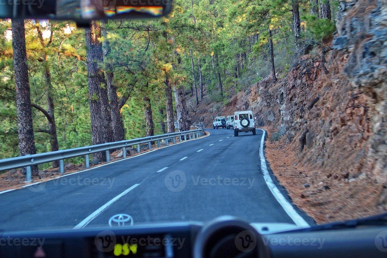 Weiß Offroad Autos Reisen auf das Straßen um das teide Vulkan auf das Spanisch Kanarienvogel Insel von Tenerife zum ein Ausflug foto