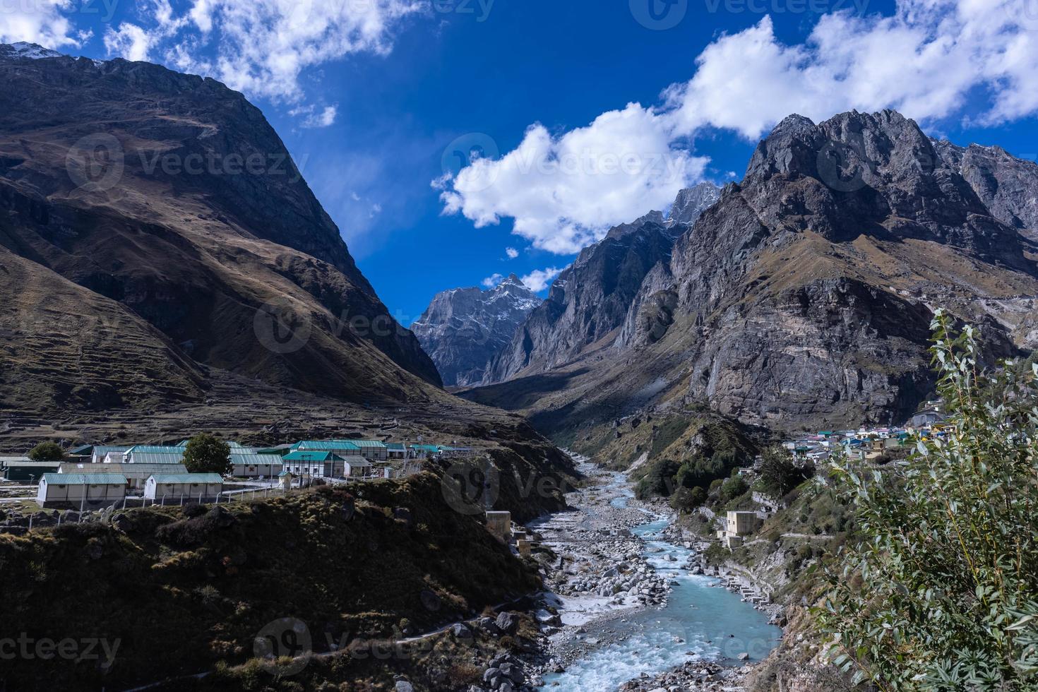 Himalaya Landschaft, Panorama- Aussicht von Himalaya Berg bedeckt mit Schnee. Himalaya Berg Landschaft im Winter im kedarnath Schlucht. foto