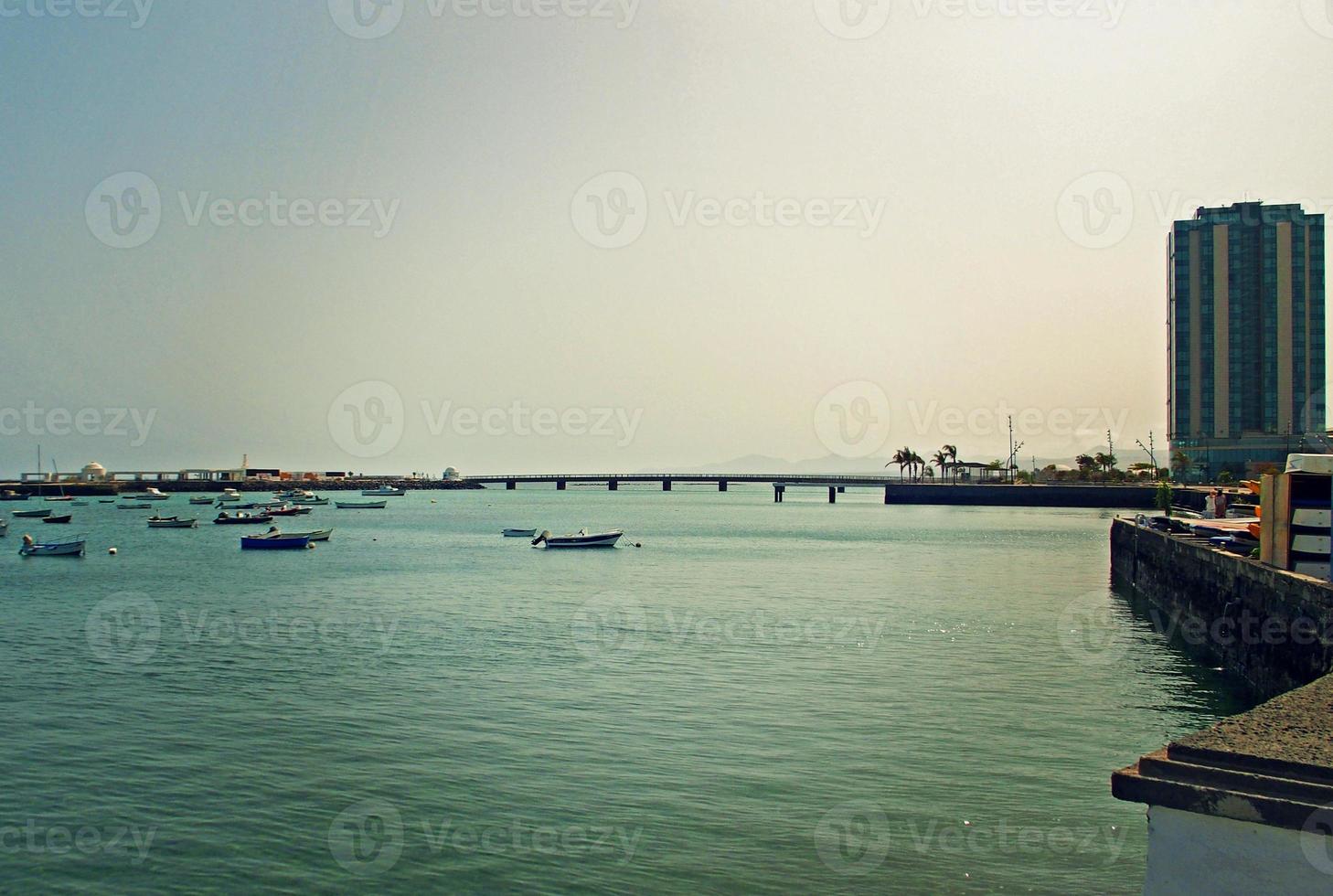 Strand Landschaft von das Hauptstadt von das Kanarienvogel Insel Lanzarote arrecife im Spanien auf ein sonnig warm Sommer- Tag foto