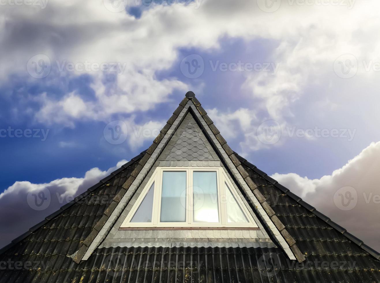 offenes dachfenster im velux-stil mit schwarzen dachziegeln. foto