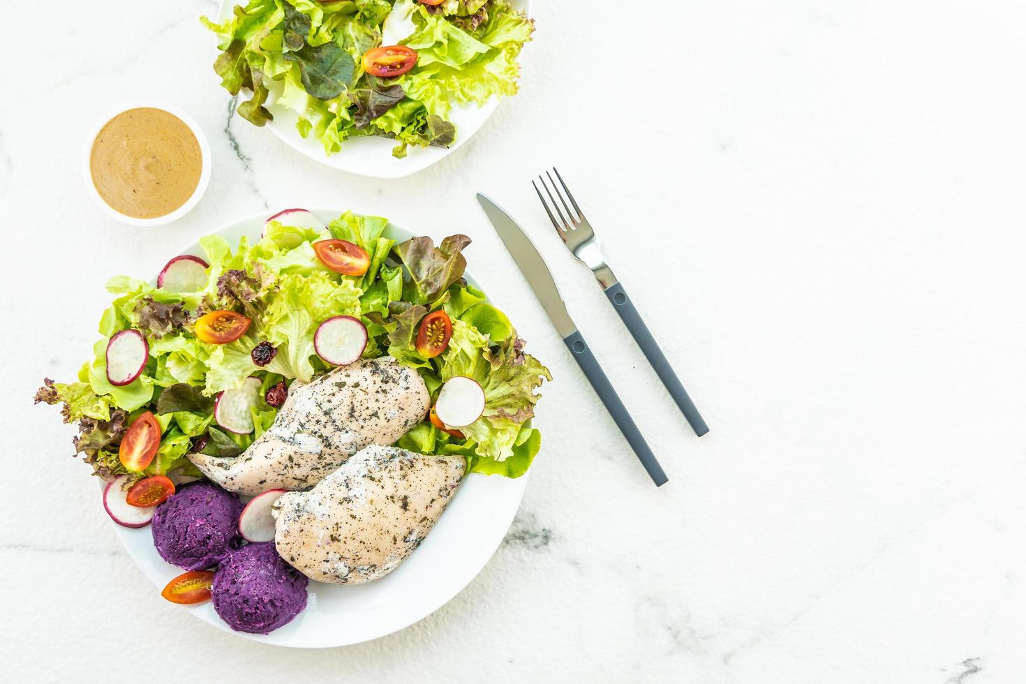 Gegrilltes Hähnchenbrustfleischsteak mit frischem Gemüse foto