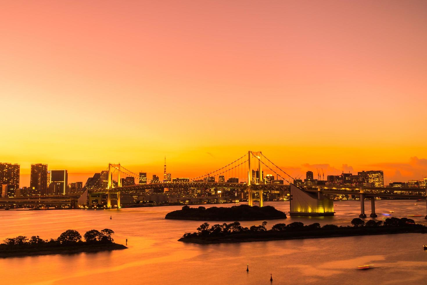 Stadtbild von Tokio Stadt mit Regenbogenbrücke, Japan foto