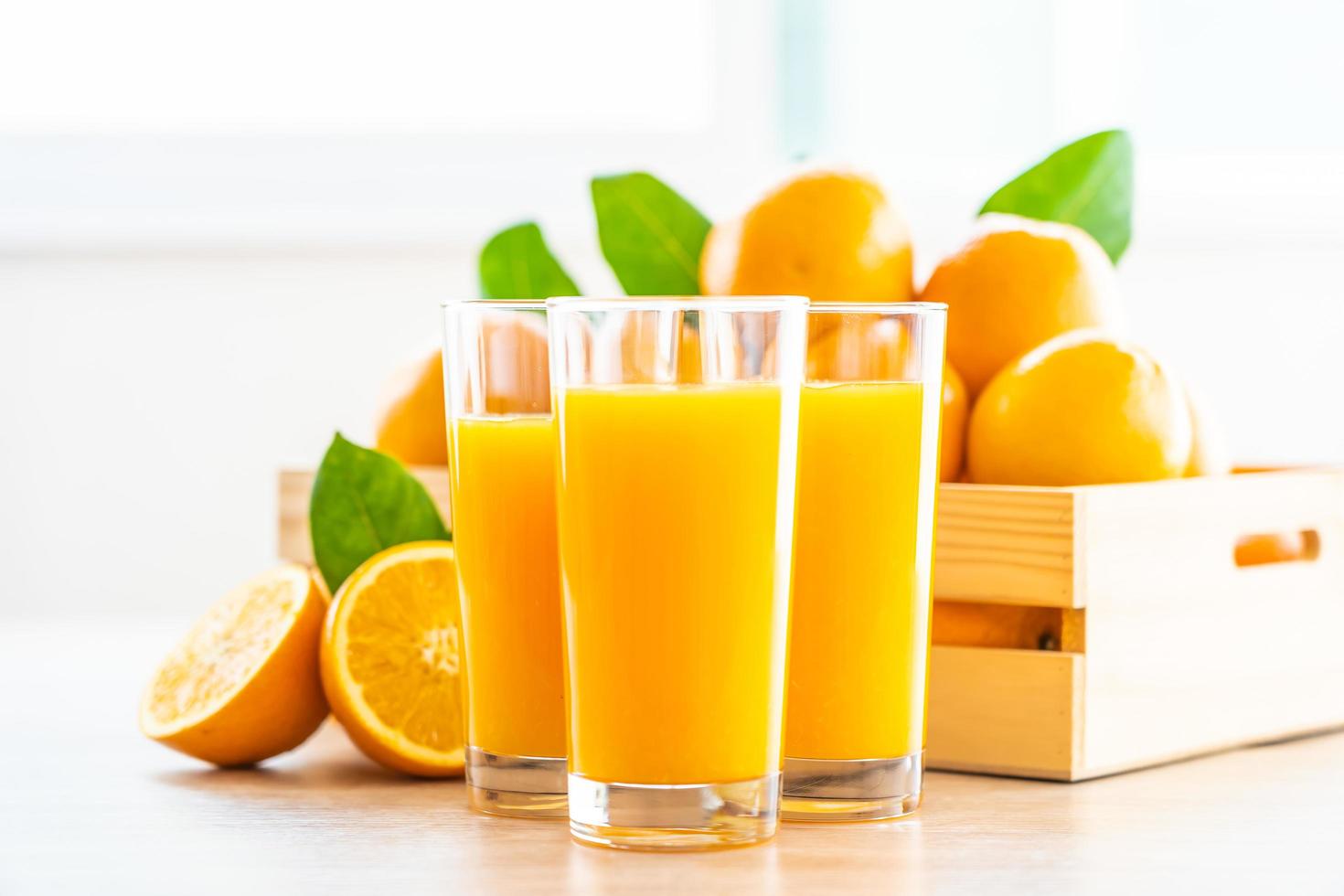 frischer Orangensaft zum Trinken in Flaschenglas foto