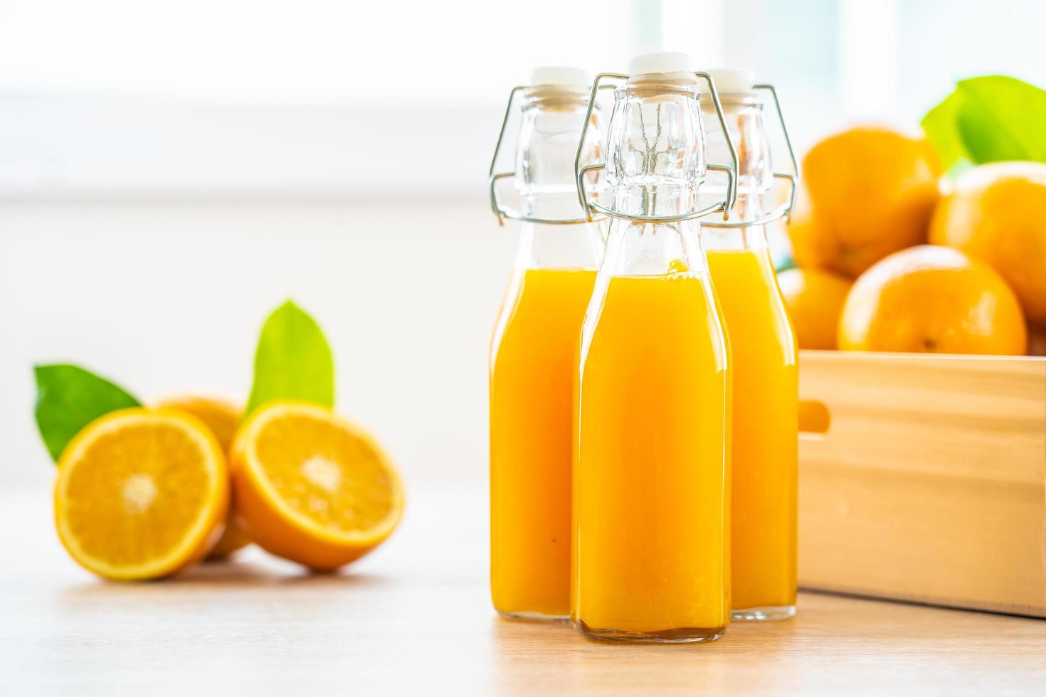 frischer Orangensaft zum Trinken in Flaschenglas foto