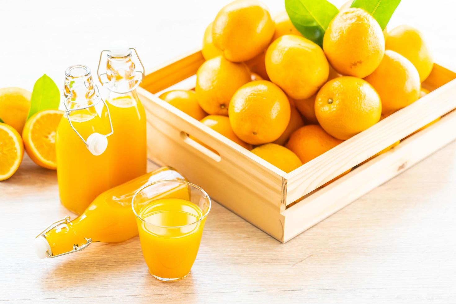 frischer Orangensaft zum Trinken in Flaschenglas foto