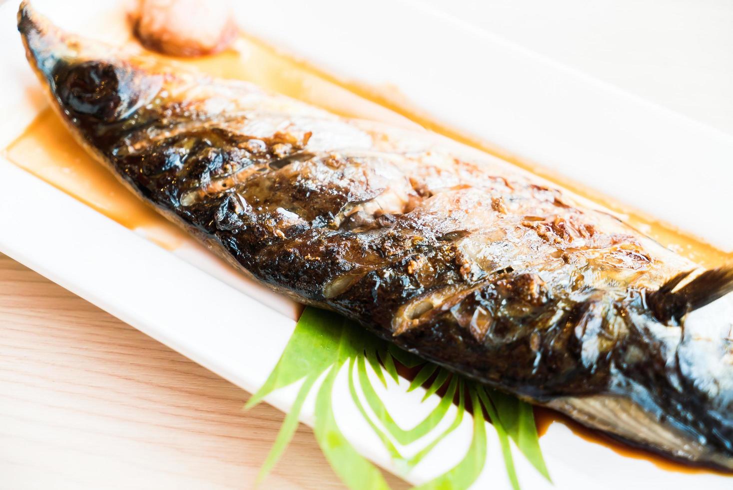 Gegrillter Saba-Fisch mit schwarzer süßer Sauce foto