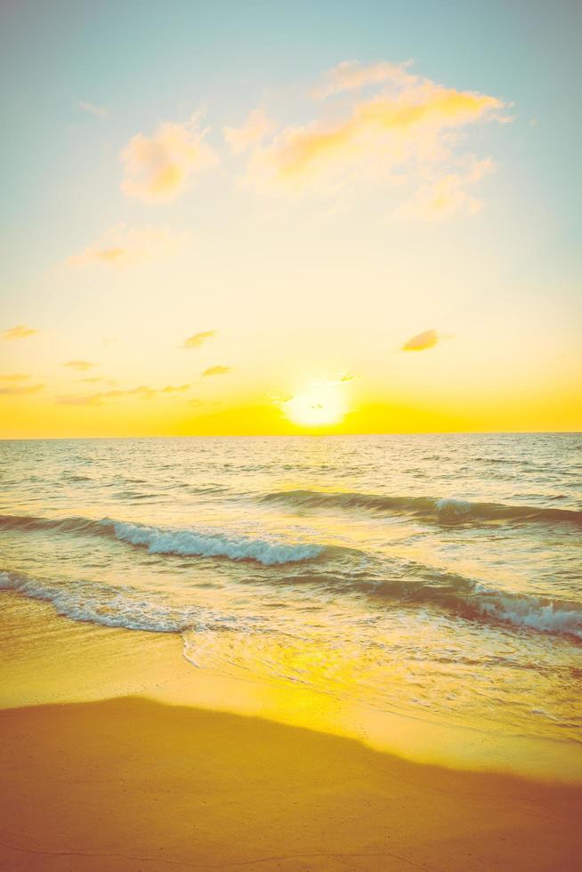 Sonnenuntergang mit Meer und Strand foto