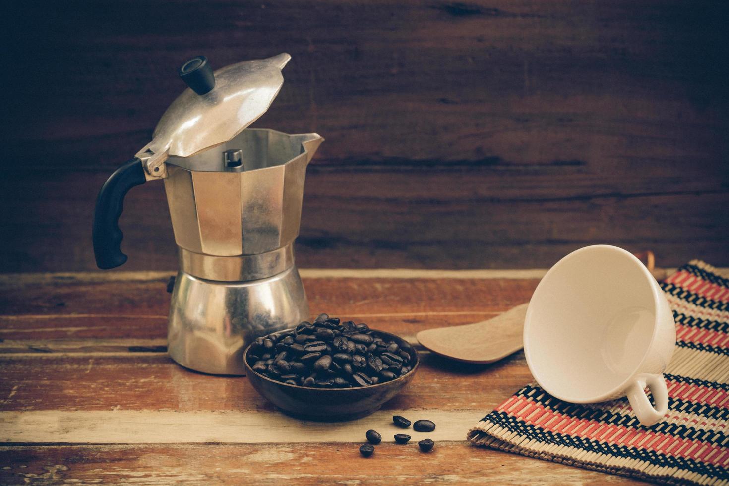 immer noch Leben Kaffee Bohne und Tasse auf Holz foto