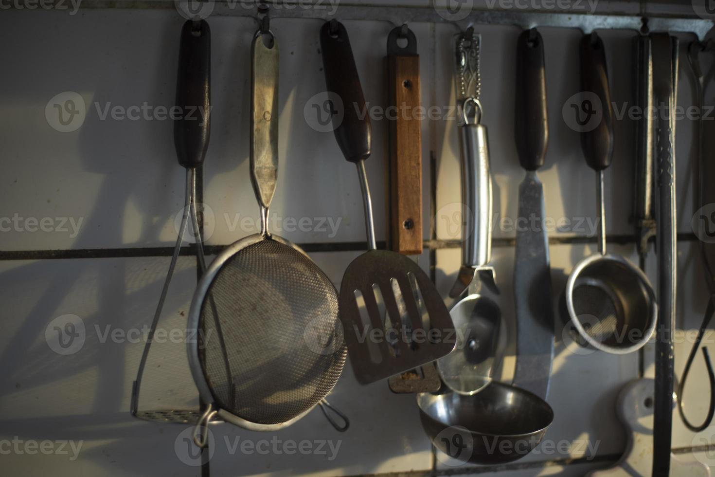 Geschirr. Küche Einzelheiten. Besteck Werkzeug. foto