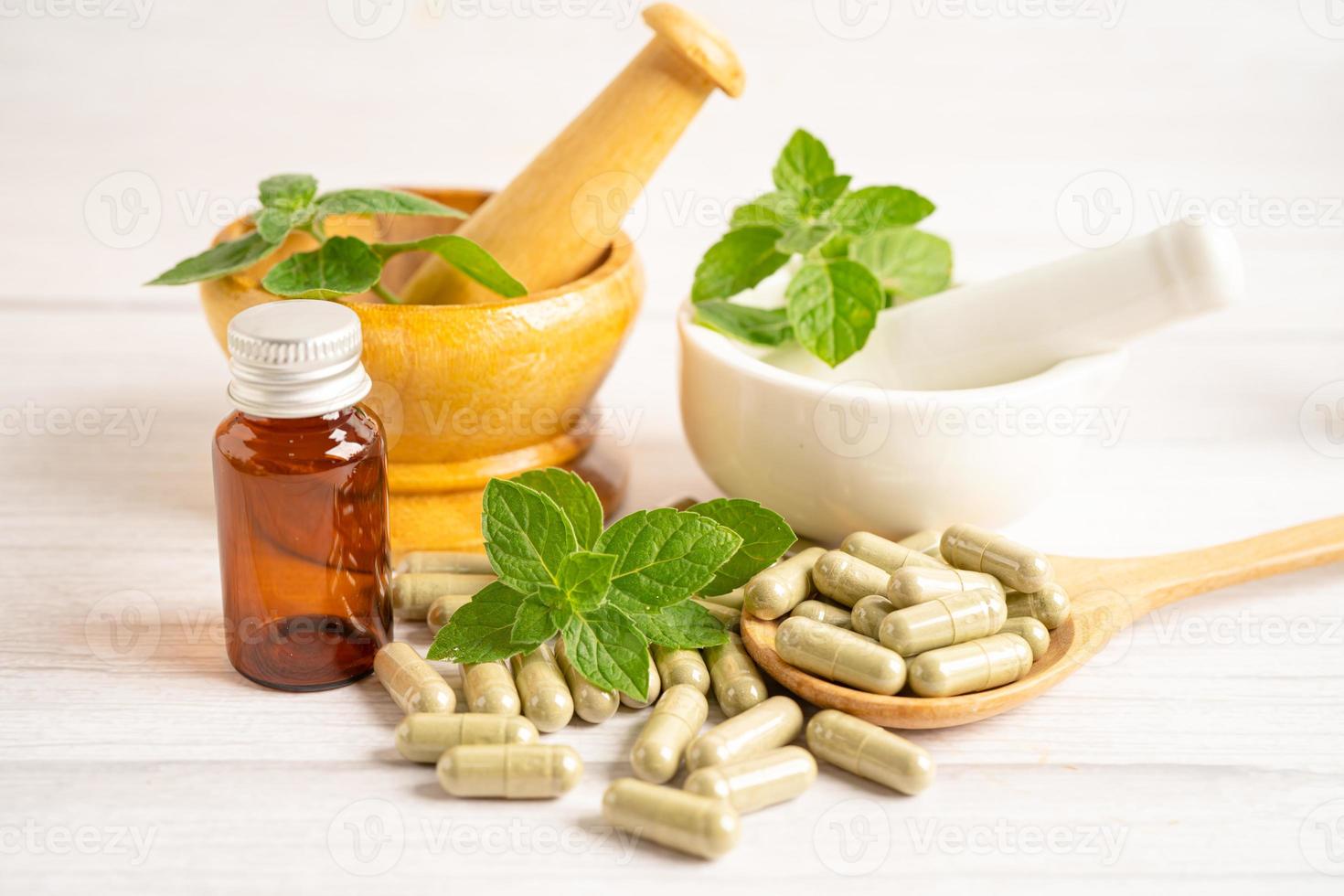 alternative Medizin pflanzliche Bio-Kapsel mit Vitamin E Omega 3 Fischöl, Mineralstoff, Medikament mit Kräuterblatt natürliche Nahrungsergänzungsmittel für ein gesundes und gutes Leben. foto