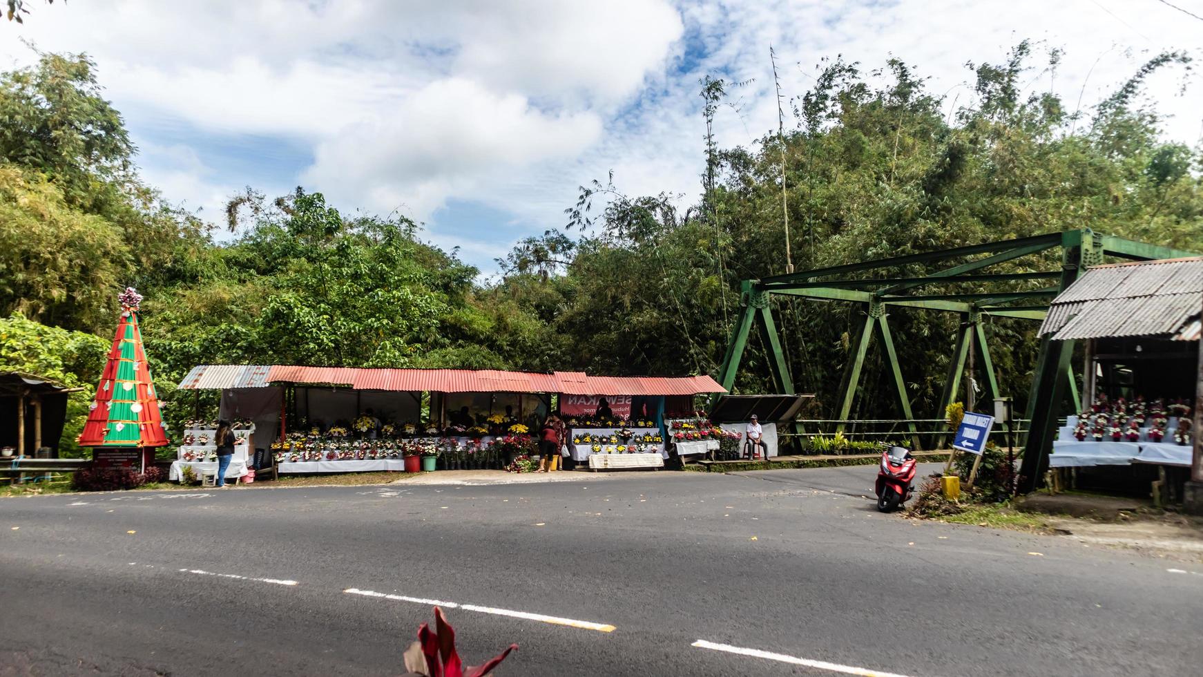 Tomohon, Indonesien Dezember 2022, ein geschäftig Blume Geschäft voraus von das Neu Jahr foto