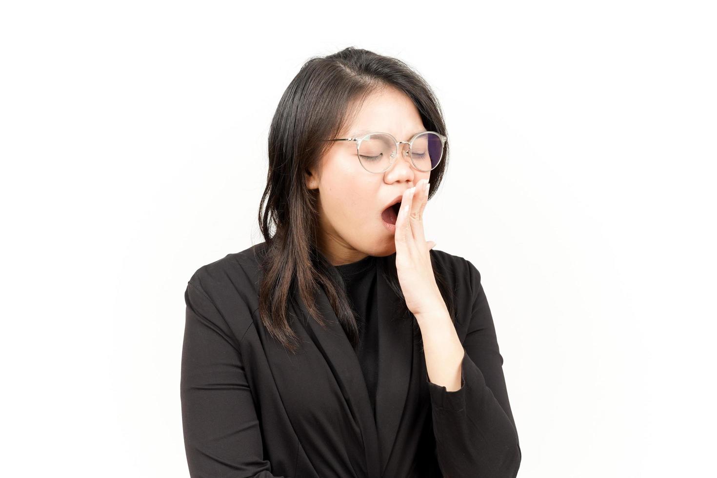 Gähnen Geste von schön asiatisch Frau tragen schwarz Blazer isoliert auf Weiß Hintergrund foto