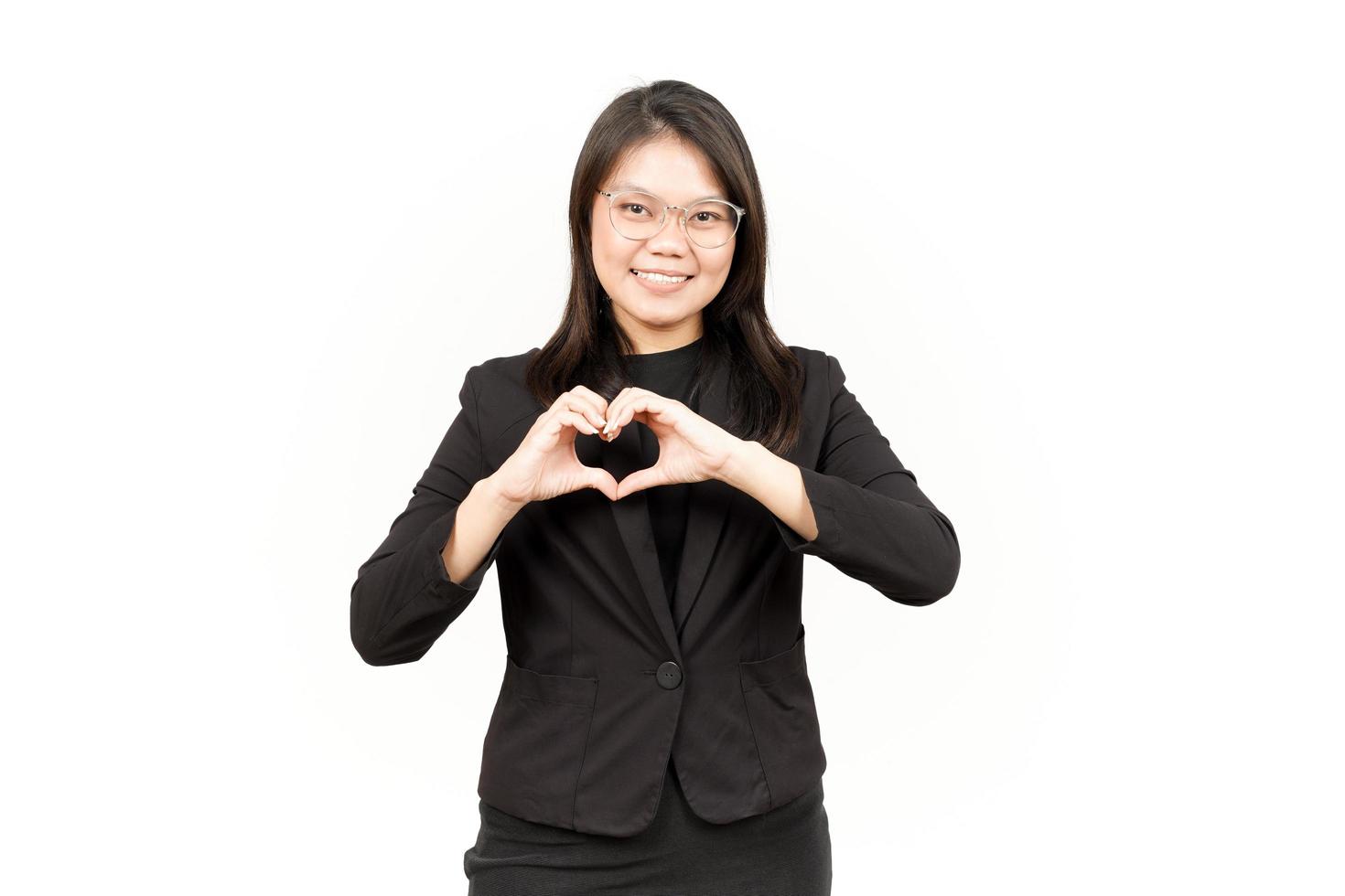 zeigen Liebe Zeichen von schön asiatisch Frau tragen schwarz Blazer isoliert auf Weiß Hintergrund foto
