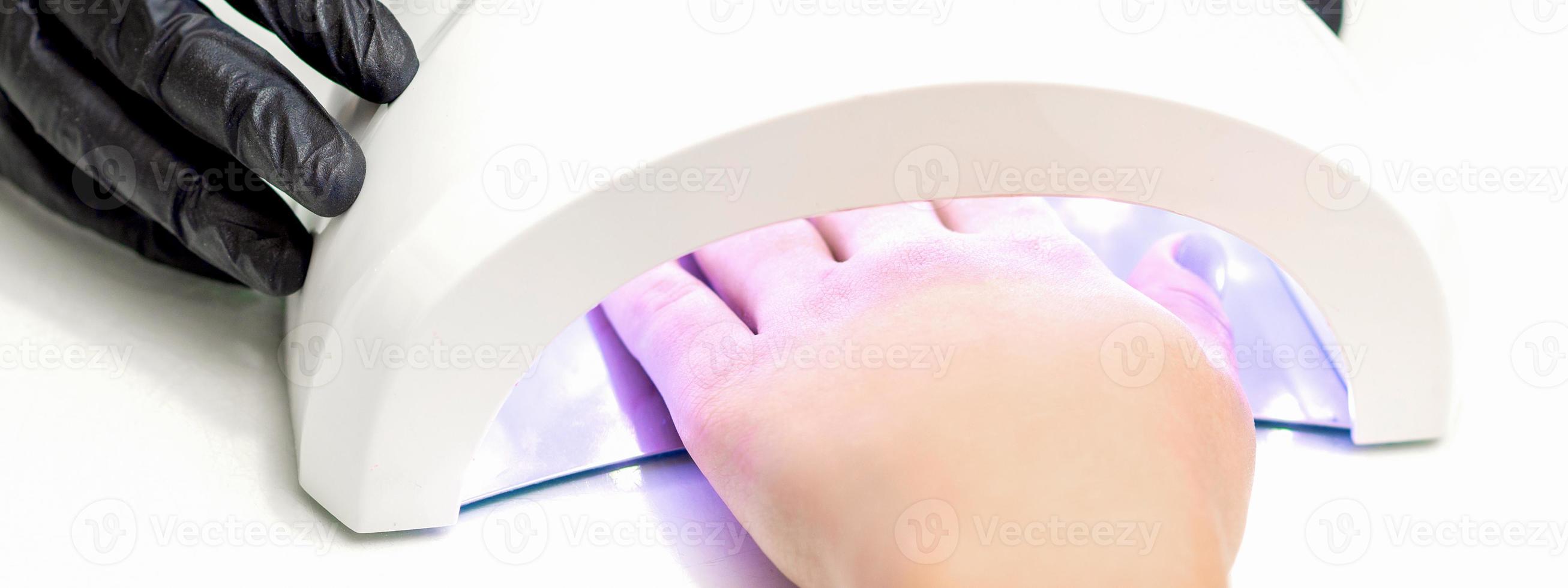 weiblich Hand mit gepflegt Finger trocken Innerhalb uv Licht Maschine im  Maniküre Salon. 26688786 Stock-Photo bei Vecteezy