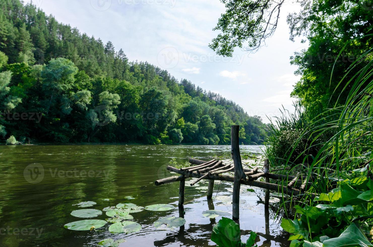 altes abgenutztes Dock auf dem Wasser foto