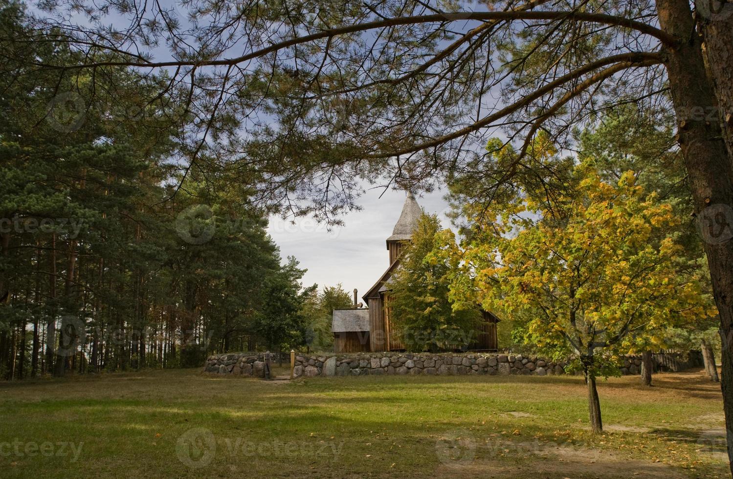 historisch hölzern Kirche unter Herbst Bäume im Polen foto