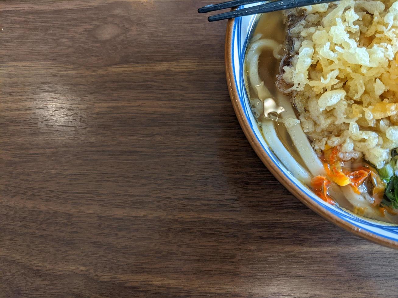 schließen oben von Rindfleisch Udon mit heiß Chili würzig und Curry Suppe. das Foto ist geeignet zu verwenden zum Japan traditionell Essen Hintergrund, Poster und Essen Inhalt Medien.