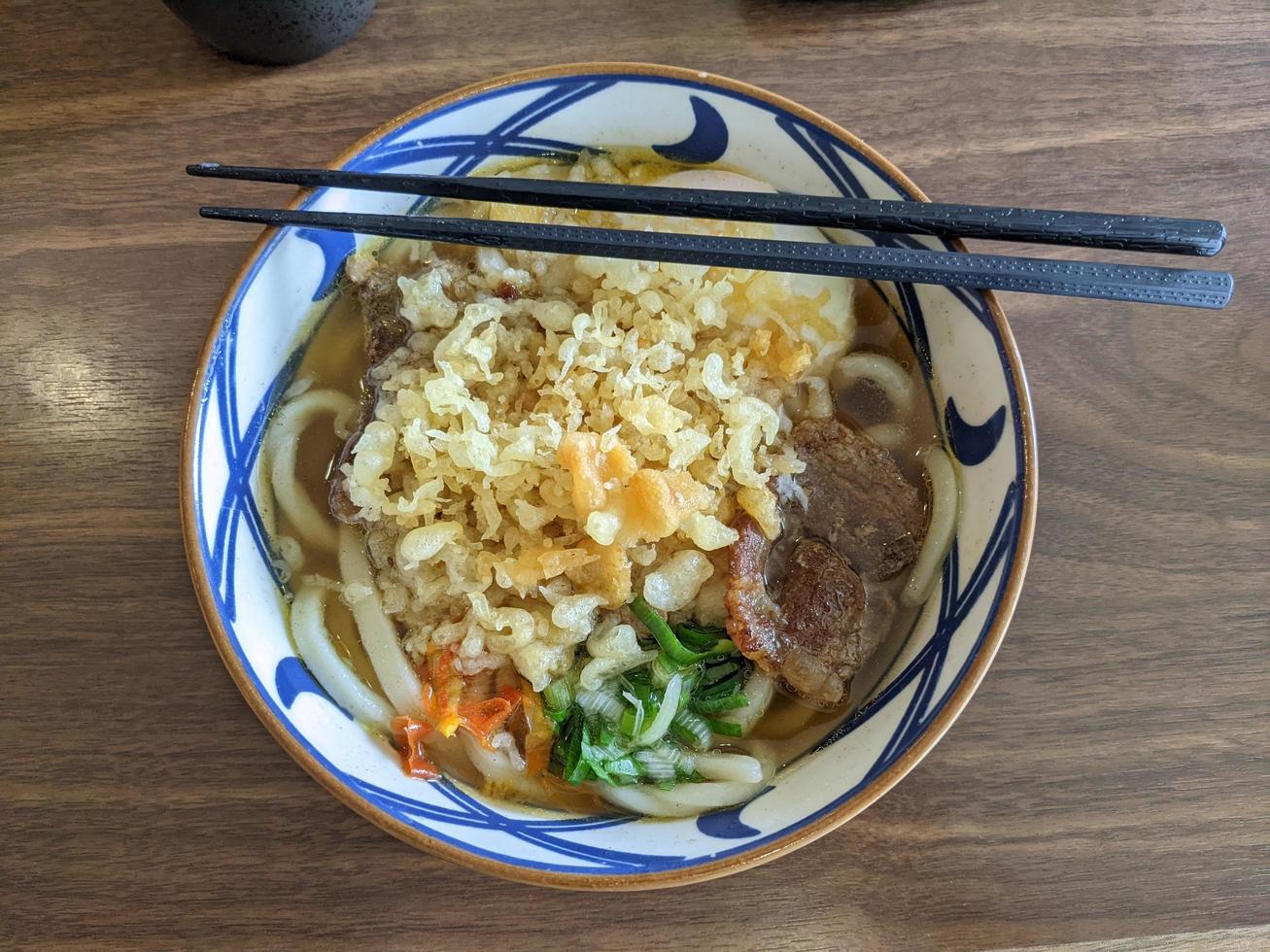 schließen oben von Rindfleisch Udon mit heiß Chili würzig und Curry Suppe. das Foto ist geeignet zu verwenden zum Japan traditionell Essen Hintergrund, Poster und Essen Inhalt Medien.