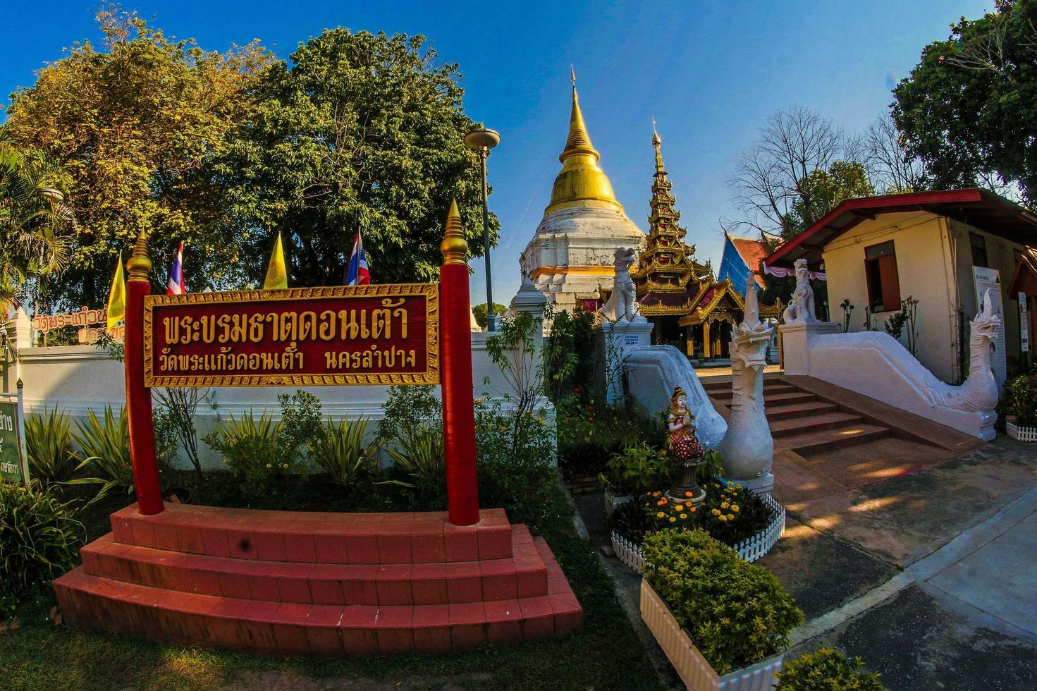 Lampang, Thailand 2017 - Wat Phra Kaeo Don Tao Wahrzeichen foto