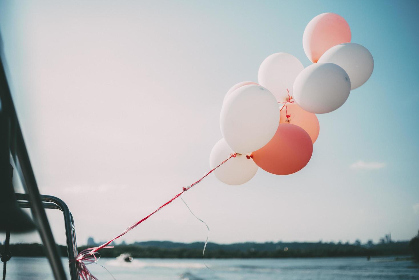 Luftballons auf einer Yacht foto