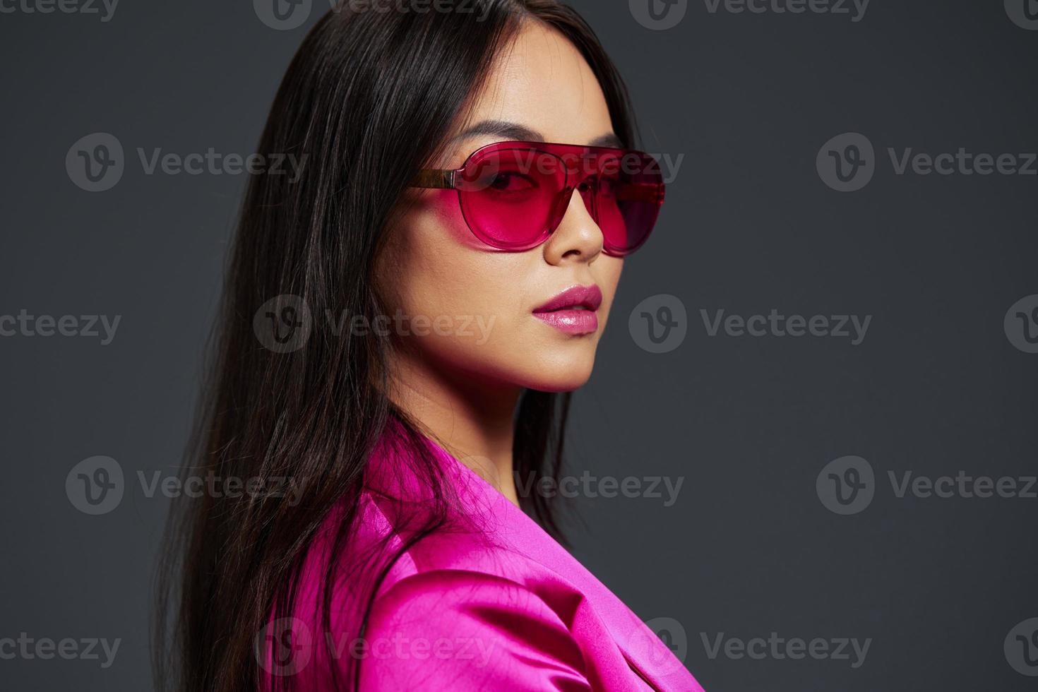 Porträt Frau im ein Rosa Mini Kleid Mode Brille Luxus Lebensstil foto