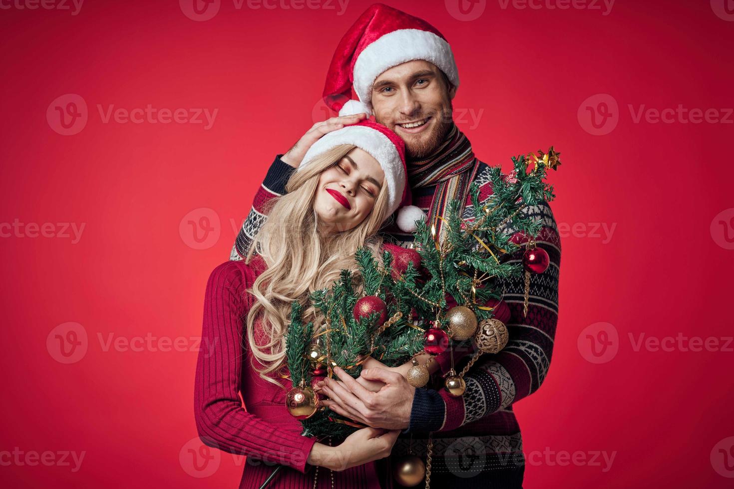 Familie jung Paar im Neu Jahr Kleider zusammen Romantik Weihnachten foto