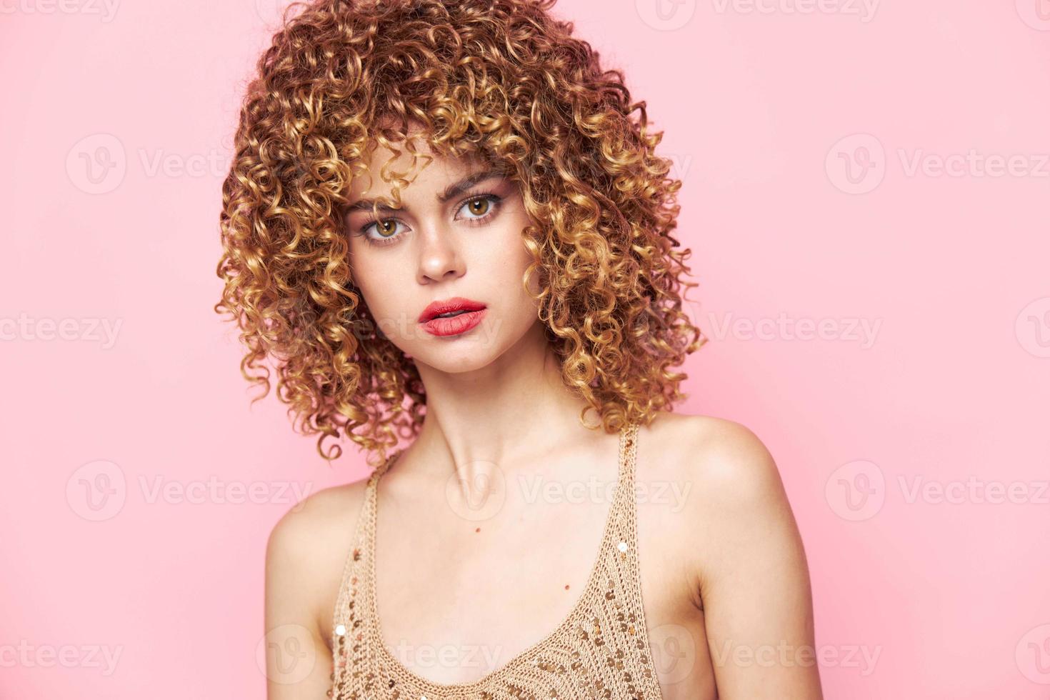 weiblich Locken Party Disko Porträt Charme Modell- Rosa Hintergrund foto