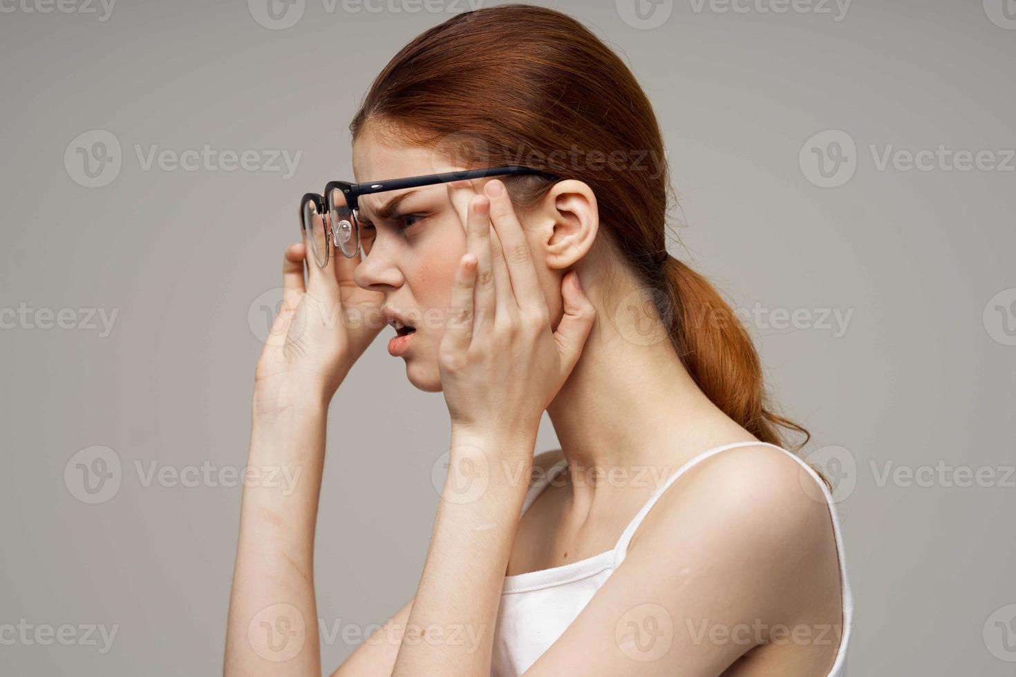 Frau im Weiß T-Shirt Vision Probleme Kurzsichtigkeit Licht Hintergrund foto