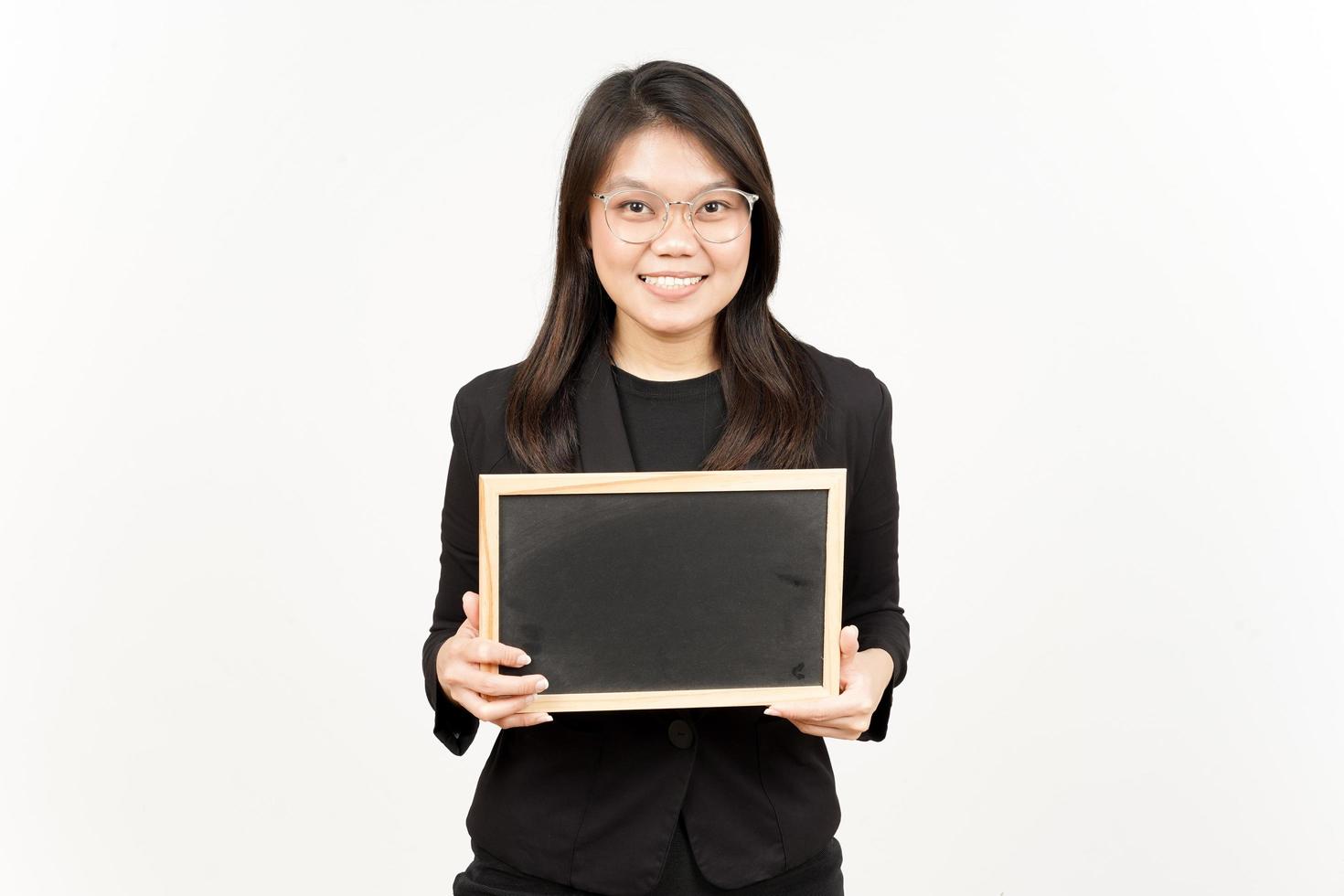 zeigen, präsentieren und halten leer Tafel von schön asiatisch Frau tragen schwarz Blazer foto