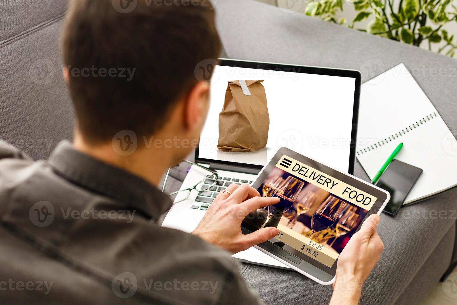 bestellen Essen Lieferung online durch Laptop, Essen Lieferung schnell foto