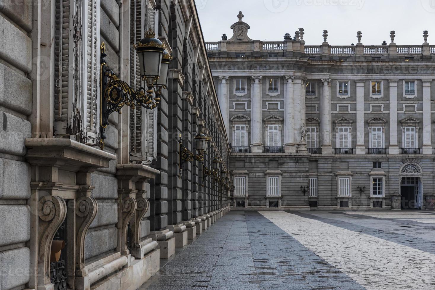 das königlich Palast von Madrid ist das Residenz von das Spanisch königlich Familie im Madrid und ist benutzt nur zum Zustand Zeremonien. foto