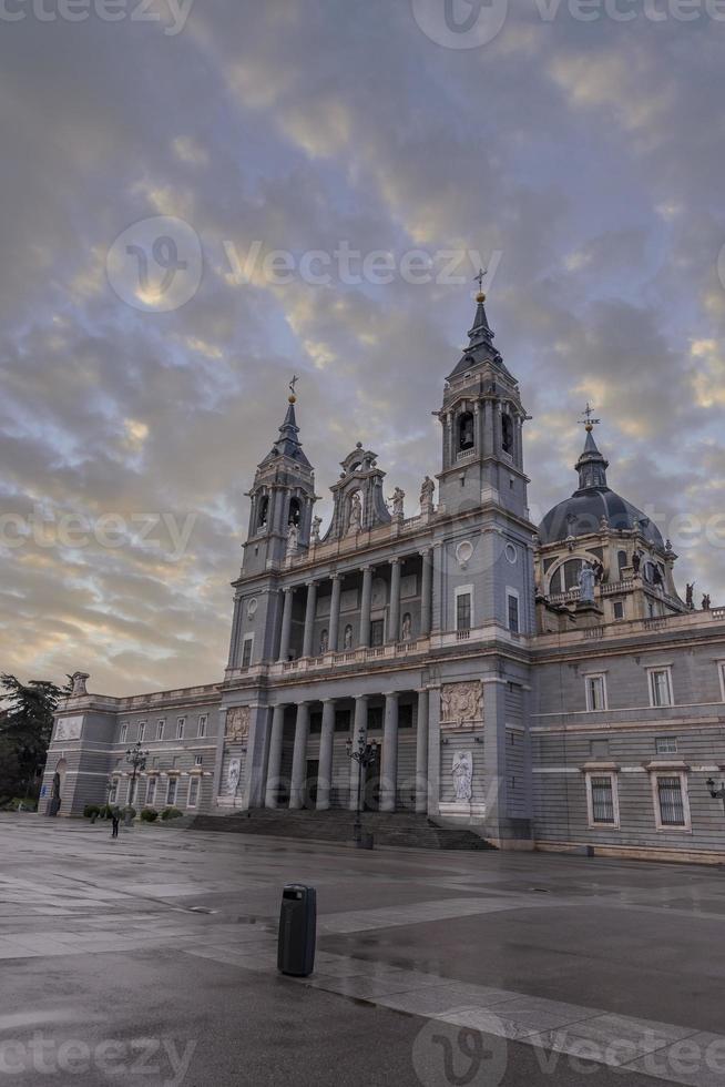 Almudena Kathedrale ist ein römisch katholisch Kathedrale im Madrid, Spanien, und ist ebenfalls das administrative Center von das Erzdiözese von Madrid. foto