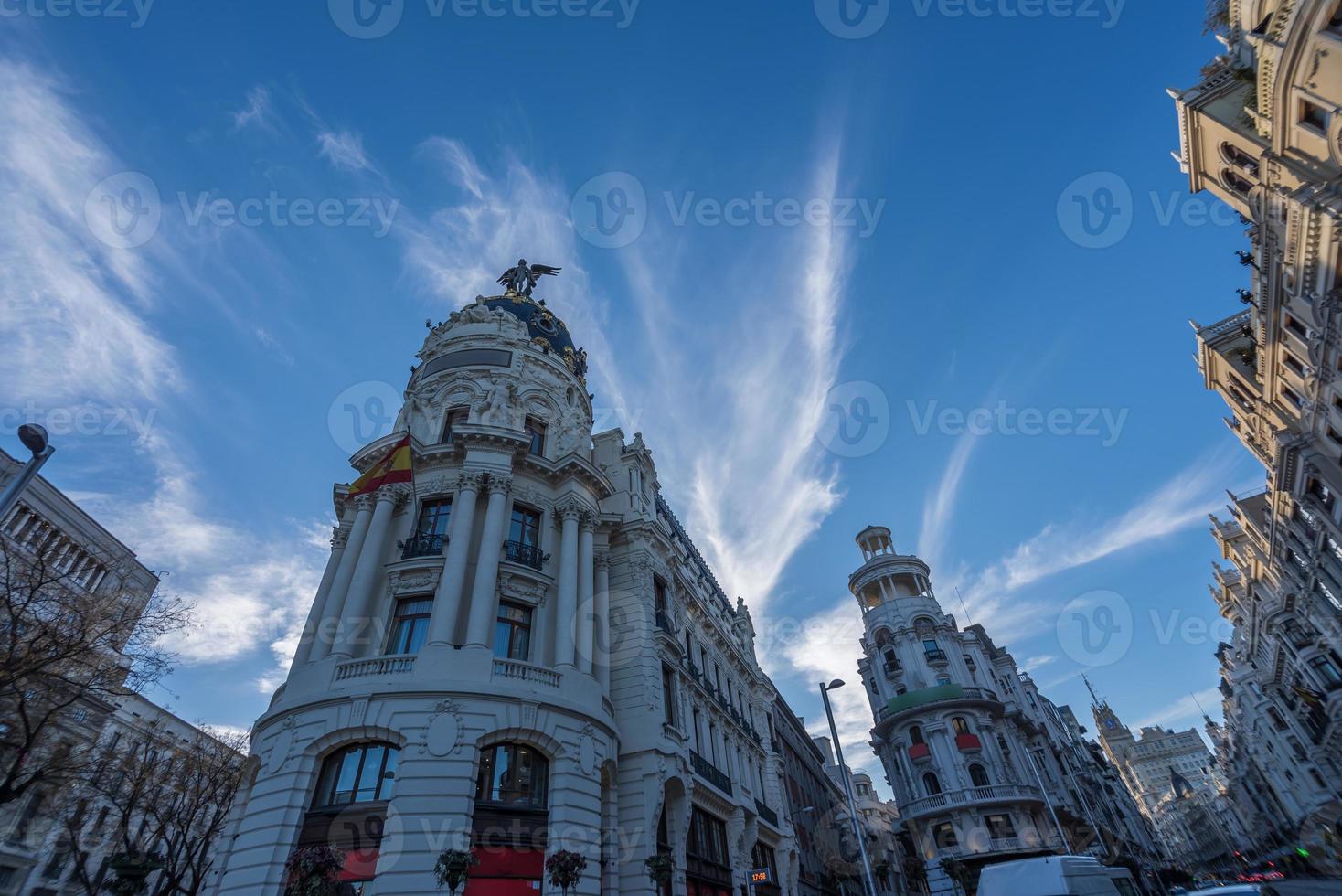 Metropolitan- Gebäude mit großartig die Architektur gelegen beim das Eingang von Madrid gran über foto
