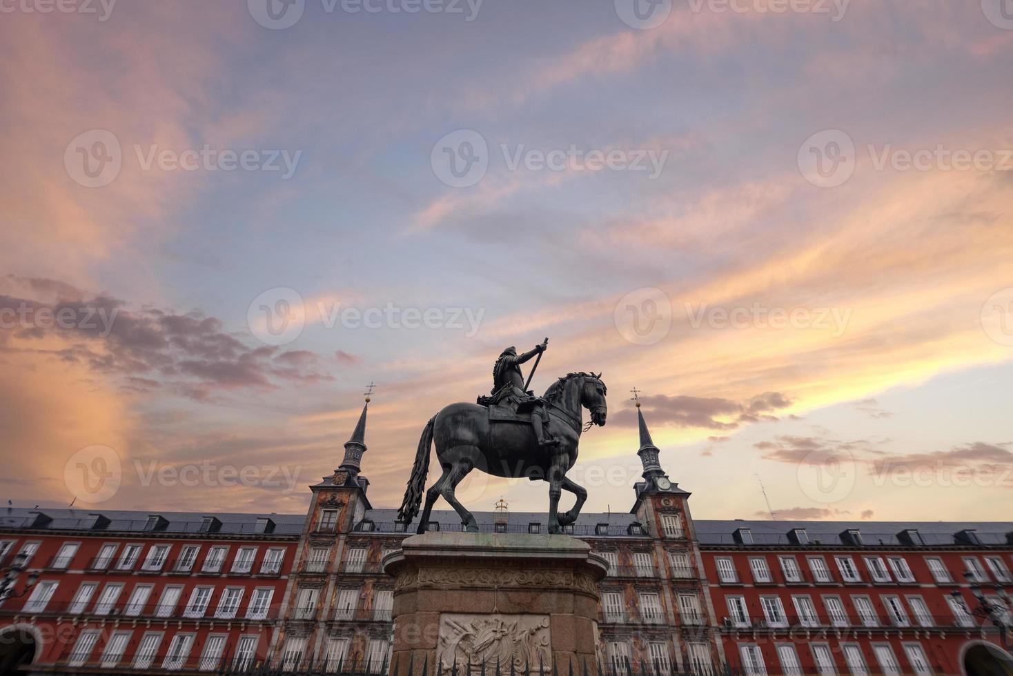 Platz Bürgermeister ist ein Stadt Platz und Horizont gebaut während das Herrschaft von Felipe iii im Madrid, Spanien, mit es ist bunt Gebäude und unverwechselbar die Architektur. foto